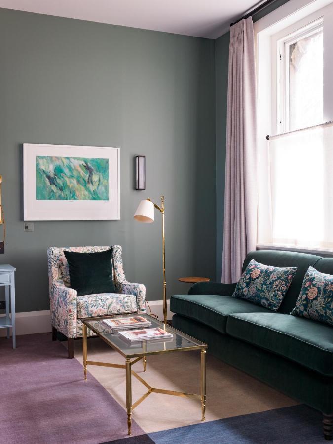 The Observatory Hotel クライストチャーチ エクステリア 写真 A living room with a green sofa
