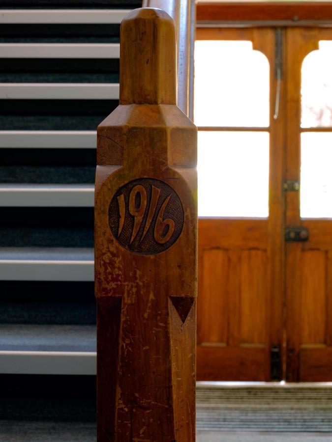 The Observatory Hotel クライストチャーチ エクステリア 写真 1916 carved into a pillar