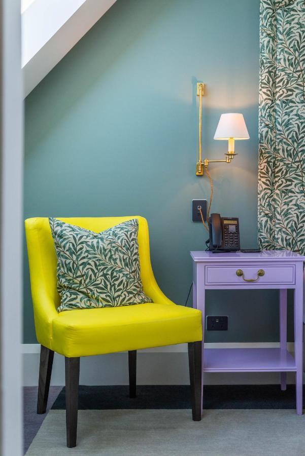 The Observatory Hotel クライストチャーチ エクステリア 写真 A chair in a hotel room
