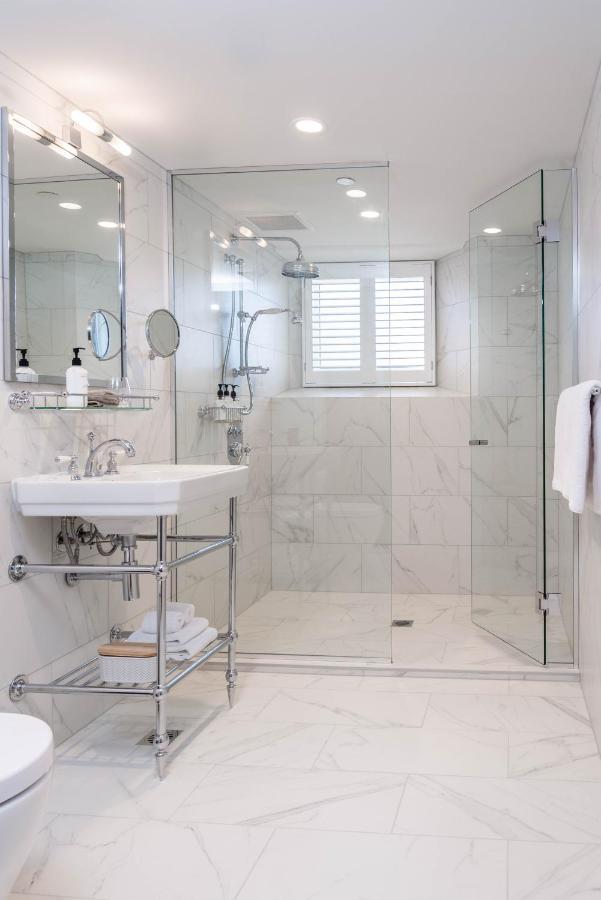 The Observatory Hotel クライストチャーチ エクステリア 写真 A shower with a sliding door