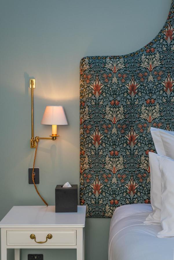 The Observatory Hotel クライストチャーチ エクステリア 写真 Curtain in the bedroom of a suite at the Hotel Axelmannstein