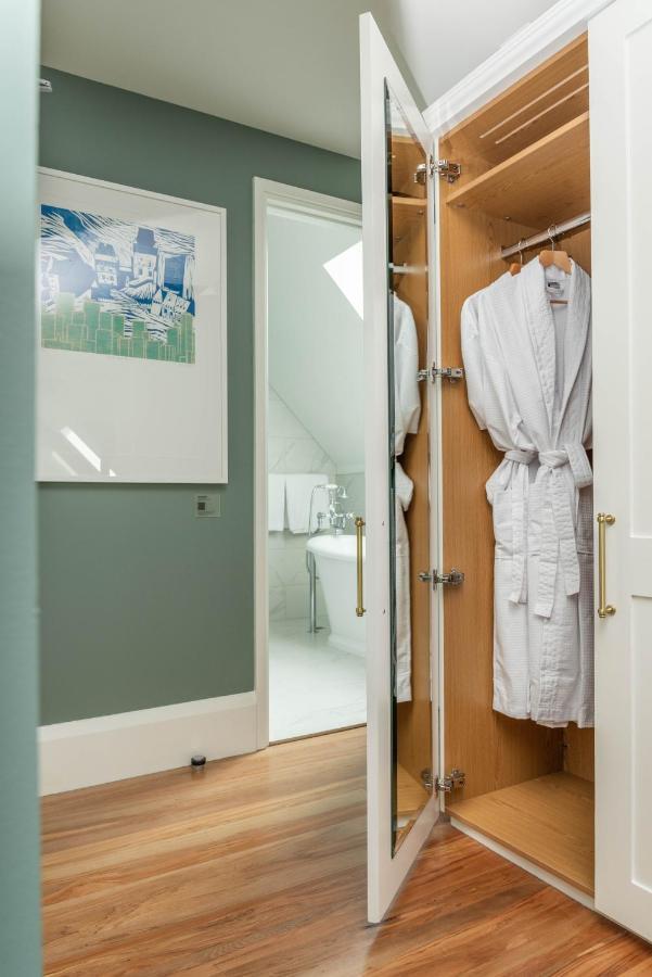The Observatory Hotel クライストチャーチ エクステリア 写真 A bathrobe hanging on a door
