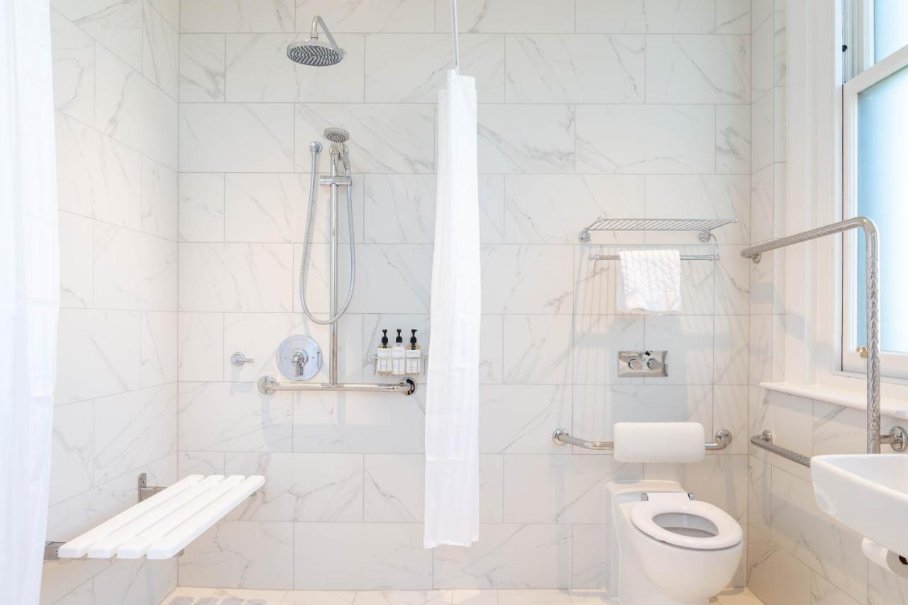 The Observatory Hotel クライストチャーチ エクステリア 写真 A shower curtain