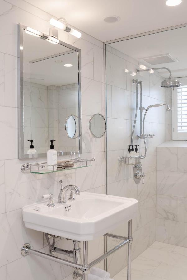 The Observatory Hotel クライストチャーチ エクステリア 写真 A shower with a fixed shower head and a handheld shower head