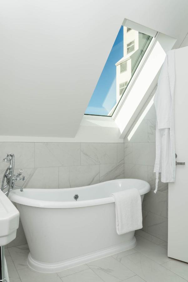 The Observatory Hotel クライストチャーチ エクステリア 写真 A fixed skylight in a bathroom